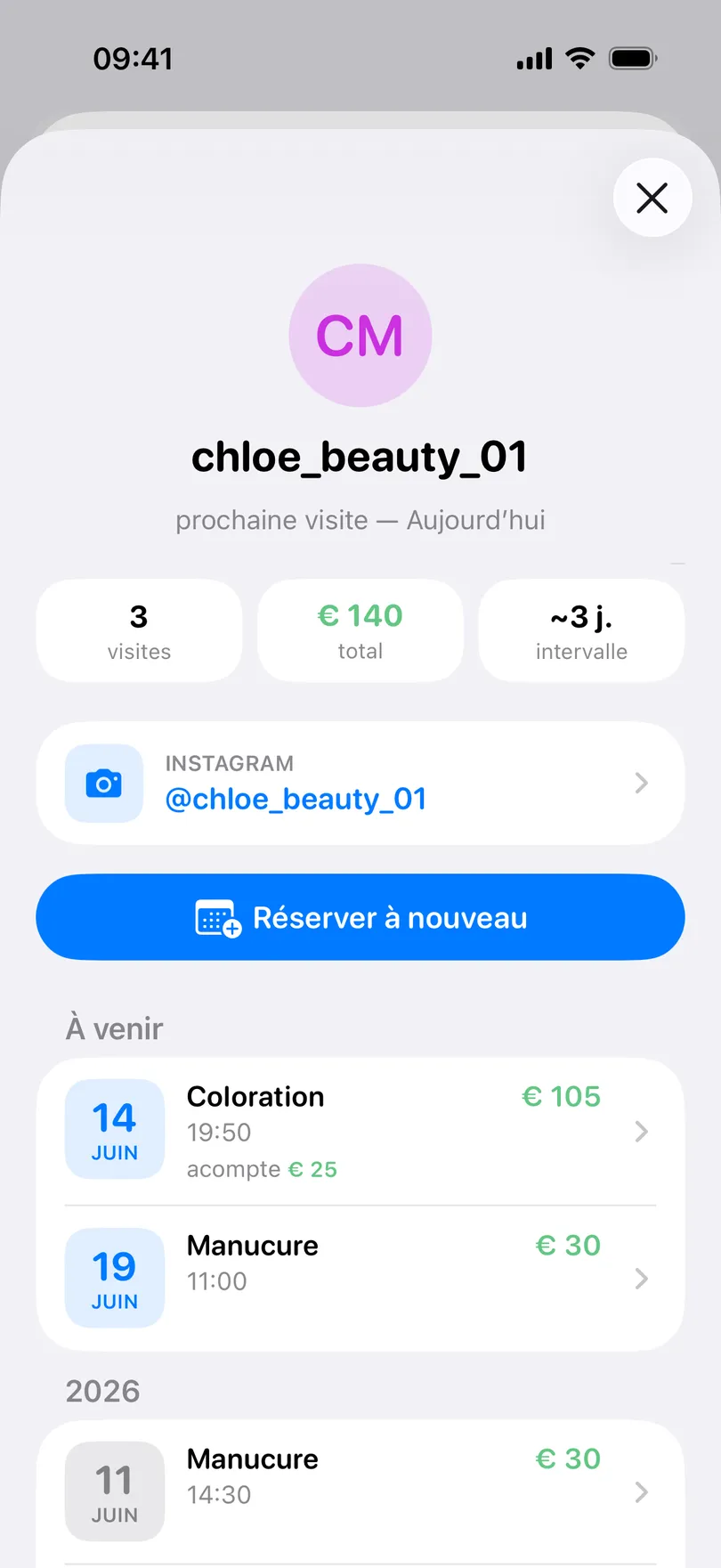 La fiche d’une cliente dans My Clients : les initiales CM et le pseudo Instagram chloe_beauty_01, la prochaine visite aujourd’hui, les tuiles visites, total et intervalle, la ligne Instagram, le bouton Réserver à nouveau et les rendez-vous à venir