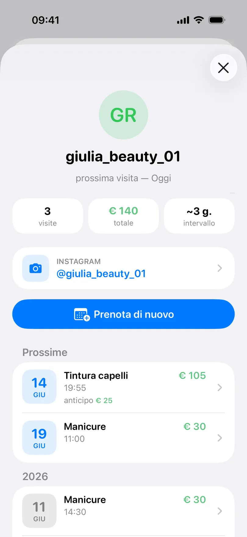 La scheda di un cliente in My Clients: le iniziali GR e il nome utente giulia_beauty_01, la prossima visita oggi, i riquadri con 3 visite, 140 € di totale e un intervallo di circa 3 giorni, la riga Instagram, il pulsante Prenota di nuovo e i prossimi appuntamenti, uno con un anticipo di 25 €