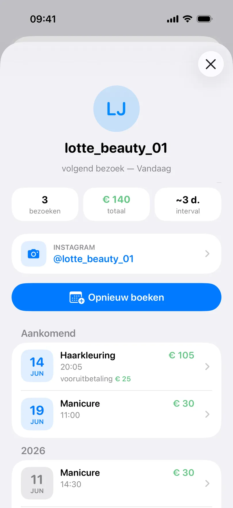 Een klantpagina in My Clients: de initialen LJ en de Instagram-naam lotte_beauty_01, volgend bezoek vandaag, tegels met 3 bezoeken, € 140 totaal en een interval van ongeveer 3 dagen, de Instagram-regel, de knop Opnieuw boeken en de komende afspraken