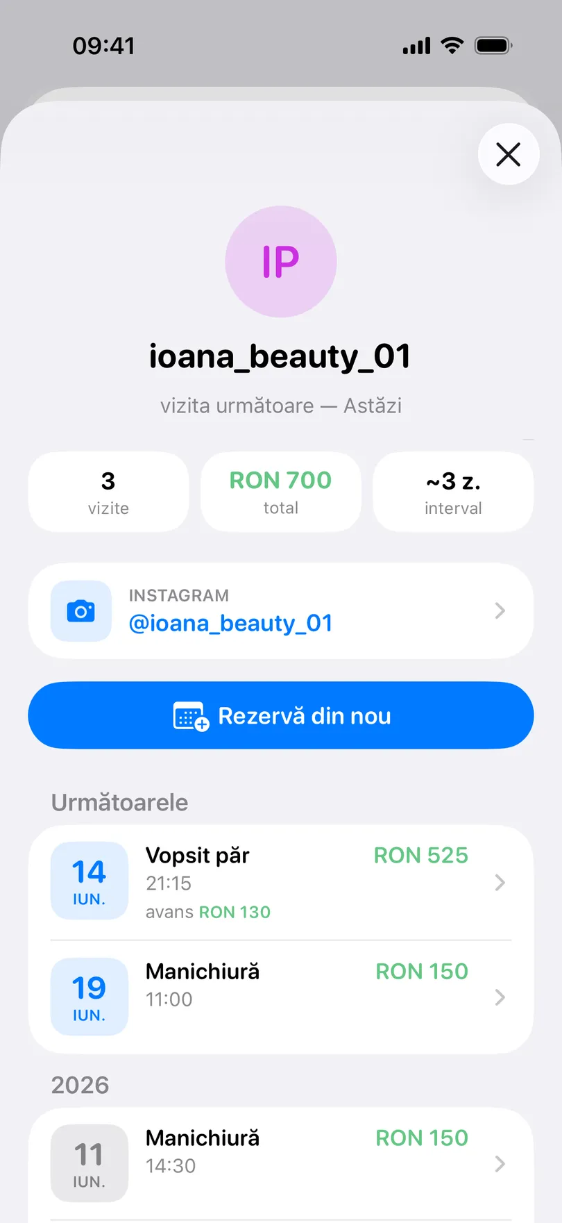 Fișa unui client în My Clients: avatarul cu inițialele IP și numele de Instagram ioana_beauty_01, vizita următoare – Astăzi, casetele 3 vizite, 700 RON total și un interval de circa 3 zile, rândul Instagram, butonul Rezervă din nou și programările care urmează, una cu avans de 130 RON