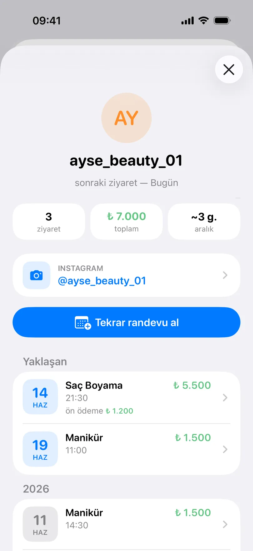 My Clients uygulamasında müşteri sayfası: AY avatarı ve ayse_beauty_01 kullanıcı adı, bugünkü sonraki ziyaret, 3 ziyaret, 7.000 ₺ toplam ve yaklaşık 3 günlük aralık kutuları, Instagram satırı, Tekrar randevu al düğmesi ve yaklaşan randevular