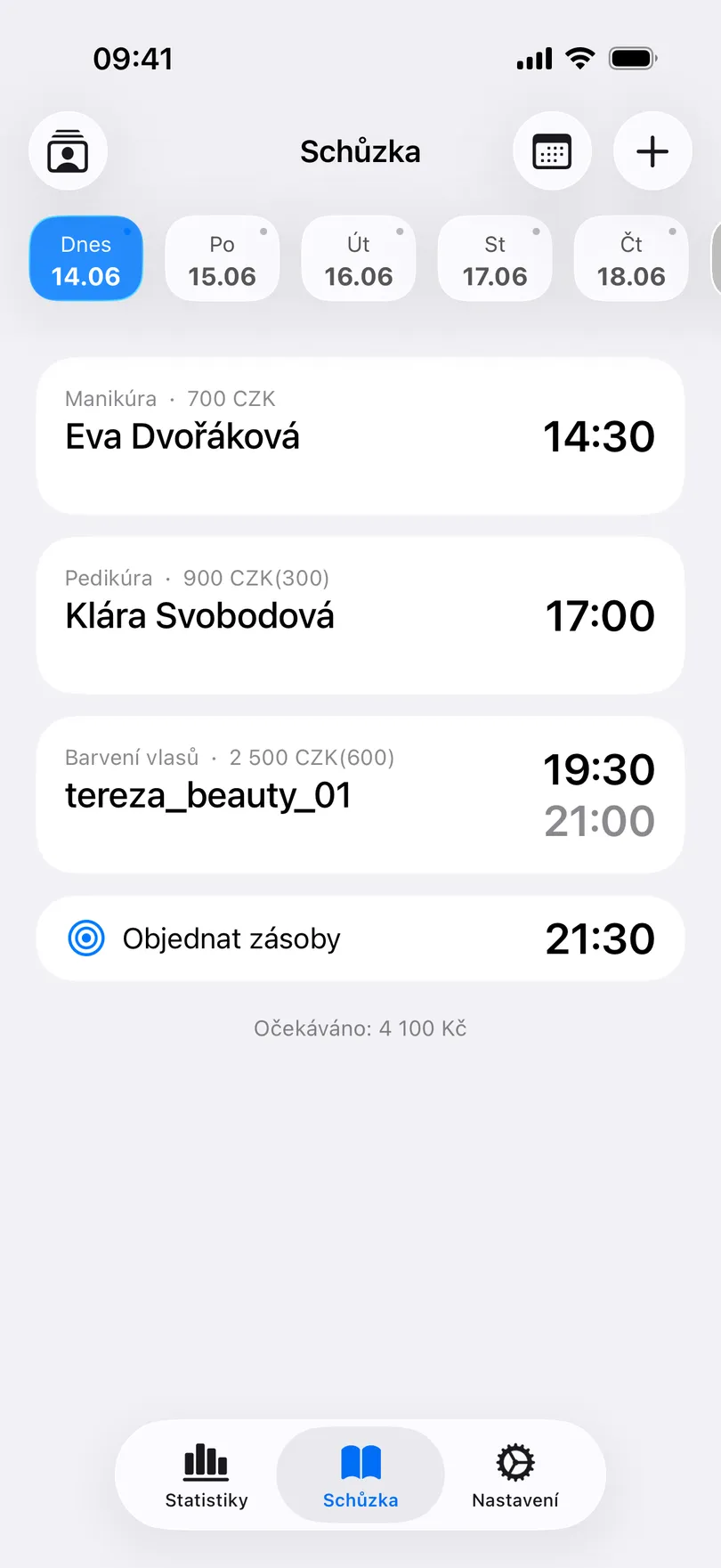 Denní výpis v aplikaci My Clients: Eva Dvořáková ve 14:30, Klára Svobodová se zálohou 300 Kč v 17:00 a večerní termín od 19:30 do 21:00 se zálohou 600 Kč