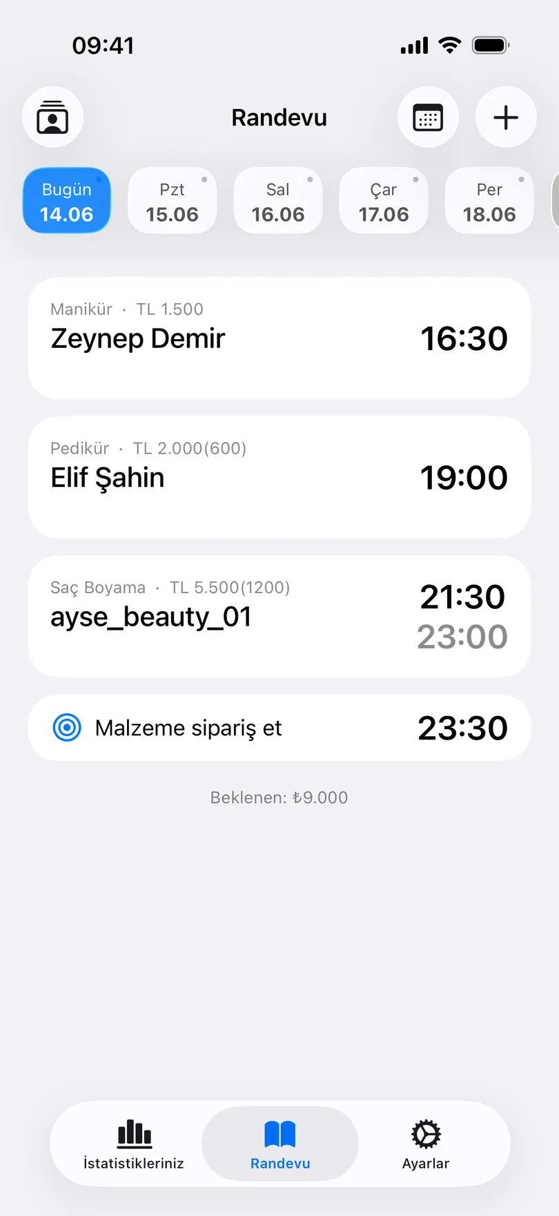 My Clients uygulamasında Randevu sekmesi: gün şeridi; Zeynep Demir, Elif Şahin ve ayse_beauty_01 randevuları hizmet, fiyat ve saatleriyle; bir kişisel hatırlatıcı ve en altta günün beklenen geliri